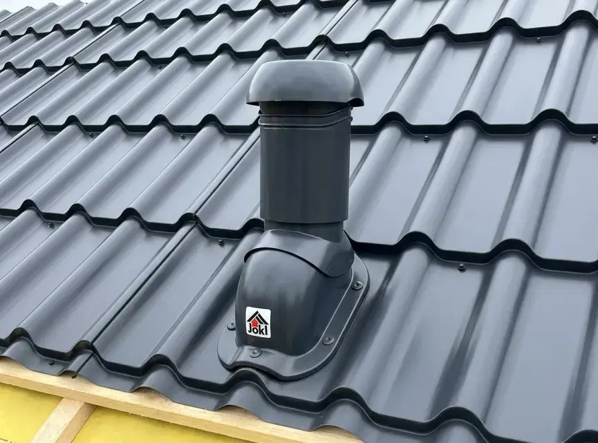 /Satjam Grande, větrací komínek na střeše.